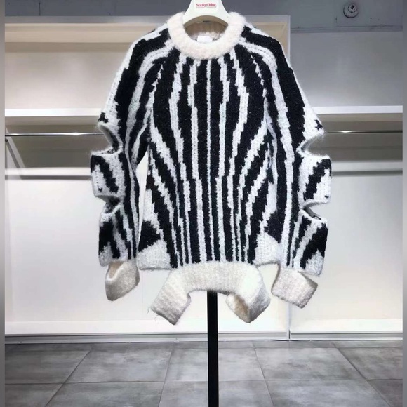 SZ XS Burberry cut-out oversized jumper NWT - Picture 7 of 16